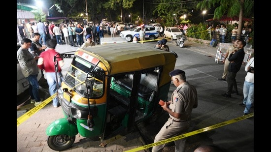 The victim was sitting in an autorickshaw in Sanatan Dharam Temple in Sector 22-B on Thursday night when the two gang members, along with the juvenile, arrived on a motorcycle and opened fire. (HT File)