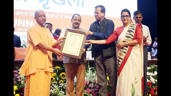 UP chief minister Yogi Adityanath and Union minister Jitendra Singh honouring state officials in Lucknow on October 23. (Sourced)