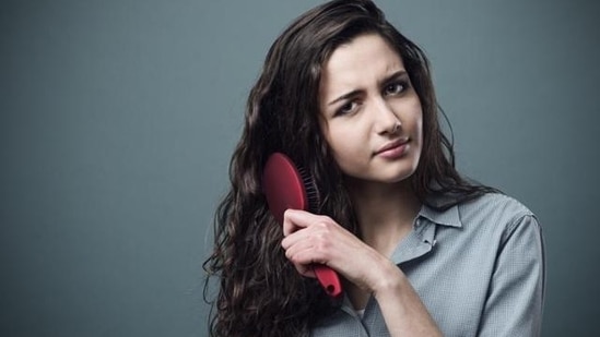 Pony tails are the best way to sort frizzy hair. (Adobe Stock)