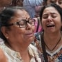 চোরবাগান কাণ্ডে প্রিয়জনকে হারিয়ে কান্নায় ভেঙে পড়েছেন দুই মহিলা। (ফাইল ছবি, সৌজন্যে পিটিআই)