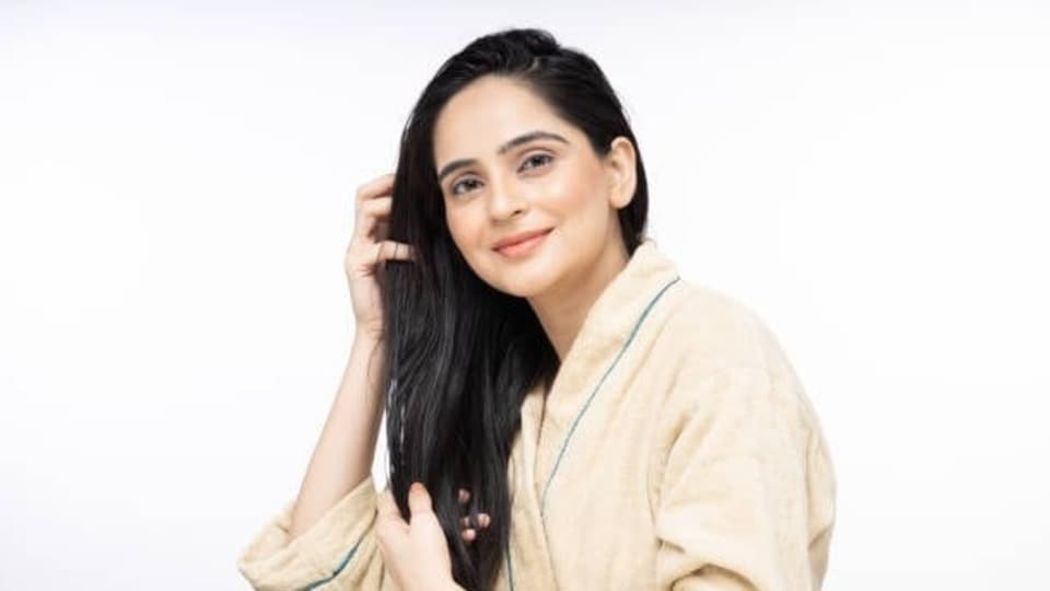 <p>ప్రతి ఒక్కరూ జుట్టు ఆరోగ్యంగా, దృఢంగా, నిగనిగలాడుతూ ఉండాలని కోరుకుంటారు. ఇందుకోసం రకరకాల పద్ధతులను పాటిస్తారు. కానీ చుండ్రు, జుట్టు రాలడం, జుట్టు నెరవడం, తలలో పేలు అనేవి సర్వసాధారణ సమస్యలు. అయితే కరివేపాకు, వేప ఆకులను ఉపయోగించడం ద్వారా చాలా జుట్టు సమస్యల నుంచి బయటపడవచ్చు.</p>