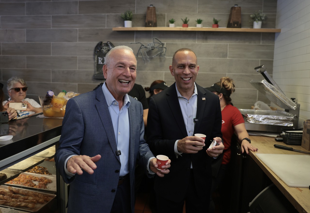 Florida Democratic congressional candidate Eliott Rodriguez campaigns with Jeffries in Miami. Florida Democratic congressional candidate Eliott Rodriguez campaigns with Jeffries in Miami.
