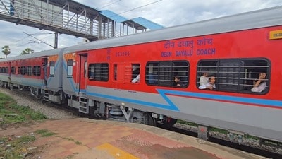 <p>క్షేత్ర దర్శనాలన్నీ పూర్తయిన తర్వాత సాయంత్రం రాజమండ్రి రైల్వే స్టేషన్కు చేరుకుంటారు. రాత్రి 08:18 గంటలకు బయలుదేరే గౌతమి ఎక్స్ప్రెస్ (రైలు నంబర్: 12737) ఎక్కి హైదరాబాద్కు తిరుగుప్రయాణం అవుతారు. రాత్రి అంతా ప్రయాణంలో ఉంటారు.</p><p>సోమవారం ఉదయం గౌతమి ఎక్స్ప్రెస్ సికింద్రాబాద్ మరియు లింగంపల్లి స్టేషన్లకు చేరుకోవడంతో ఈ ఆధ్యాత్మిక యాత్ర పూర్తవుతుంది.</p><p> </p> <p>క్షేత్ర దర్శనాలన్నీ పూర్తయిన తర్వాత సాయంత్రం రాజమండ్రి రైల్వే స్టేషన్కు చేరుకుంటారు. రాత్రి 08:18 గంటలకు బయలుదేరే గౌతమి ఎక్స్ప్రెస్ (రైలు నంబర్: 12737) ఎక్కి హైదరాబాద్కు తిరుగుప్రయాణం అవుతారు. రాత్రి అంతా ప్రయాణంలో ఉంటారు.</p><p>సోమవారం ఉదయం గౌతమి ఎక్స్ప్రెస్ సికింద్రాబాద్ మరియు లింగంపల్లి స్టేషన్లకు చేరుకోవడంతో ఈ ఆధ్యాత్మిక యాత్ర పూర్తవుతుంది.</p><p> </p>