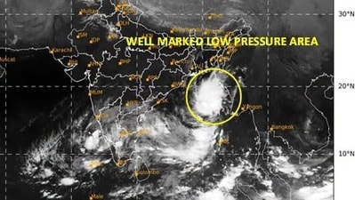 బంగాళాఖాతంలో బలపడుతున్న అల్పపీడనం బంగాళాఖాతంలో బలపడుతున్న అల్పపీడనం
