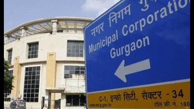 Municipal commissioner Pradeep Dahiya issued an order on Saturday directing officials to review road redevelopment work and verify dust control measures. (HT) Municipal commissioner Pradeep Dahiya issued an order on Saturday directing officials to review road redevelopment work and verify dust control measures. (HT)