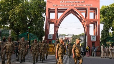 জামিয়া মিলিয়া ইসলামিয়া-র 'স্লোগান' বিতর্ক বাড়তেই অনলাইনে ক্লাসের ঘোষণা বিশ্ববিদ্যালয় কর্তৃপক্ষের (PTI) জামিয়া মিলিয়া ইসলামিয়া-র 'স্লোগান' বিতর্ক বাড়তেই অনলাইনে ক্লাসের ঘোষণা বিশ্ববিদ্যালয় কর্তৃপক্ষের (PTI)