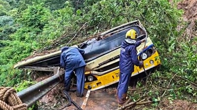 A government bus driver died after the landslide struck the Mettupalayam-Ooty road near Barliyar following heavy rainfall. (PTI)