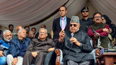 ফারুক আবদুল্লার মন্তব্যে বিতর্কের ঝড়, 'রাষ্ট্রদ্রোহী' তোপ BJP-র (PTI) ফারুক আবদুল্লার মন্তব্যে বিতর্কের ঝড়, 'রাষ্ট্রদ্রোহী' তোপ BJP-র (PTI)