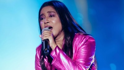 অনুষ্ঠানের মাঝপথে বন্ধ করা হল ‘বেশরম রং’ গায়িকার মাইক, চরম অপমান শিল্পা রাও-কে! অনুষ্ঠানের মাঝপথে বন্ধ করা হল ‘বেশরম রং’ গায়িকার মাইক, চরম অপমান শিল্পা রাও-কে!