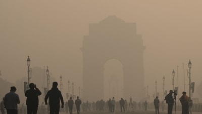 The average AQI in New Delhi was 223 on Thursday and 245 on Wednesday -- both in the “poor” zone. (Vipin Kumar/ Hindustan Times)