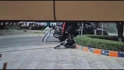 The occupants of the black Mahindra Scorpio were captured on camera assaulting Khan and bundling him into the SUV in full public view, before driving off. (HT)