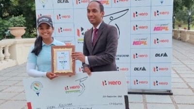 Vani Kapoor receiving the winner's cheque and trophy from Mr Sunil Chandran, DGM-DLF G&CC. (WGAI)