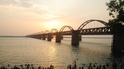 <p>శనివారం ఉదయం 04:38 గంటలకు ప్రయాణికులు రాజమండ్రి రైల్వే స్టేషన్కు చేరుకుంటారు. అక్కడ నుంచి హోటల్కు వెళ్లి ప్రెష్అప్ అవుతారు. అనంతరం రాజమండ్రి నుంచి సుమారు 80 కిలోమీటర్ల దూరంలో ఉన్న ప్రసిద్ధ పుణ్యక్షేత్రం అన్నవరం బయలుదేరుతారు. రత్నగిరిపై వెలసిన శ్రీ వీర వేంకట సత్యనారాయణ స్వామివారిని దర్శించుకుని పూజలు నిర్వహిస్తారు. సాయంత్రం తిరిగి రాజమండ్రికి చేరుకుంటారు. అక్కడ పవిత్ర గోదావరి ఘాట్, సుందరమైన ఇస్కాన్ (ISKCON) ఆలయాన్ని సందర్శిస్తారు. రాత్రికి రాజమండ్రిలోని హోటల్లోనే బస చేస్తారు. మూడో రోజు ఉదయాన్నే హోటల్ నుంచి చెక్-అవుట్ చేసి అంతర్వేదికి బయలుదేరుతారు. అక్కడ ప్రసిద్ధ శ్రీ లక్ష్మీనరసింహస్వామి ఆలయాన్ని దర్శించుకోవడంతో పాటు సముద్ర తీరాన్ని (బీచ్) సందర్శిస్తారు. అనంతరం అప్పనపల్లిలోని శ్రీ బాల బాలాజీ ఆలయం, ఐనవిల్లిలోని శ్రీ విఘ్నేశ్వర స్వామి ఆలయం మరియు ప్రముఖ ద్వాదశ జ్యోతిర్లింగాల్లో ఒకటిగా భావించే ద్రాక్షారామం భీమేశ్వరస్వామి ఆలయాలను దర్శించుకుంటారు.</p><p> </p><p> </p> <p>శనివారం ఉదయం 04:38 గంటలకు ప్రయాణికులు రాజమండ్రి రైల్వే స్టేషన్కు చేరుకుంటారు. అక్కడ నుంచి హోటల్కు వెళ్లి ప్రెష్అప్ అవుతారు. అనంతరం రాజమండ్రి నుంచి సుమారు 80 కిలోమీటర్ల దూరంలో ఉన్న ప్రసిద్ధ పుణ్యక్షేత్రం అన్నవరం బయలుదేరుతారు. రత్నగిరిపై వెలసిన శ్రీ వీర వేంకట సత్యనారాయణ స్వామివారిని దర్శించుకుని పూజలు నిర్వహిస్తారు. సాయంత్రం తిరిగి రాజమండ్రికి చేరుకుంటారు. అక్కడ పవిత్ర గోదావరి ఘాట్, సుందరమైన ఇస్కాన్ (ISKCON) ఆలయాన్ని సందర్శిస్తారు. రాత్రికి రాజమండ్రిలోని హోటల్లోనే బస చేస్తారు. మూడో రోజు ఉదయాన్నే హోటల్ నుంచి చెక్-అవుట్ చేసి అంతర్వేదికి బయలుదేరుతారు. అక్కడ ప్రసిద్ధ శ్రీ లక్ష్మీనరసింహస్వామి ఆలయాన్ని దర్శించుకోవడంతో పాటు సముద్ర తీరాన్ని (బీచ్) సందర్శిస్తారు. అనంతరం అప్పనపల్లిలోని శ్రీ బాల బాలాజీ ఆలయం, ఐనవిల్లిలోని శ్రీ విఘ్నేశ్వర స్వామి ఆలయం మరియు ప్రముఖ ద్వాదశ జ్యోతిర్లింగాల్లో ఒకటిగా భావించే ద్రాక్షారామం భీమేశ్వరస్వామి ఆలయాలను దర్శించుకుంటారు.</p><p> </p><p> </p>