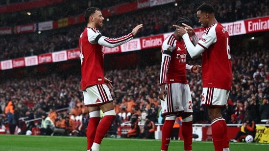 Arsenal capitalise on Man City defeat to close in on Premier League summit.