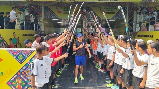 Local residents and enthusiastic budding hockey players gathered in large numbers to greet the visiting athletes. (HT Photo)