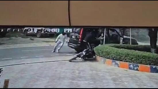 The occupants of the black Mahindra Scorpio were captured on camera assaulting Khan and bundling him into the SUV in full public view, before driving off. (HT)