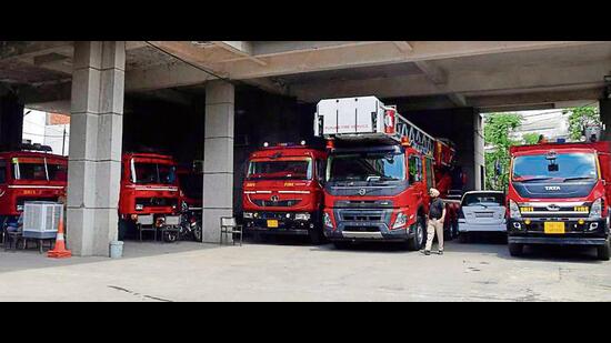 With only 18 drivers for 29 fire tenders, department seeks 20 more from civic body. (HT)