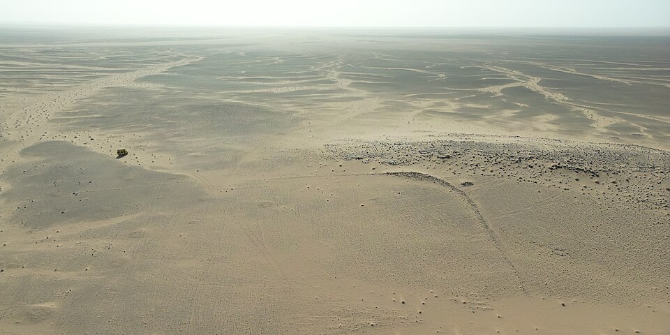 An antenna tomb with a central stone tumulus in the Sahara, a monument type similar to the 4,400-year-old burial recently dated in Western Sahara. (Wikimedia Commons)