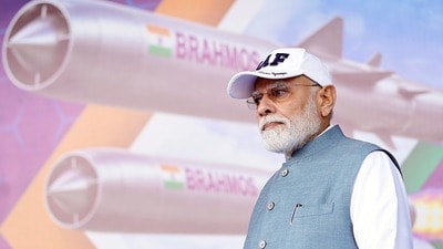 প্রধানমন্ত্রী নরেন্দ্র মোদীর উপস্থিতিতে 'উইংস ওভার গঙ্গেস'-এ বায়ুসেনার শক্তি প্রদর্শন (DPR PMO/ANI Photo)