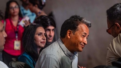 বাংলাদেশ এবং শ্রীলঙ্কার বিক্ষোভের কথা তুলে ধরে ভারত সরকারকে সতর্ক করলেন সোনম ওয়াংচুক। (ছবি সৌজন্যে, হিন্দুস্তান টাইমস)