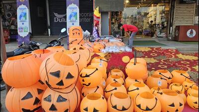 From oversized pumpkins to an “Indian Annabelle”, the city’s markets are abuzz with Halloween paraphernalia. (HT PHOTO) From oversized pumpkins to an “Indian Annabelle”, the city’s markets are abuzz with Halloween paraphernalia. (HT PHOTO)