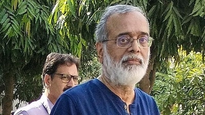 NewsClick founder Prabir Purkayastha being brought to the Patiala House Court by Delhi Police's special cell on Tuesday. (PTI)