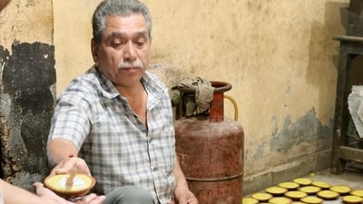 Nobel laureate Gabriel García Márquez look-alike Ramesh Kumar, a phirni seller, in Amritsar (Photo: X/Stereotypewriter)