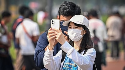 Gram it: Masked up and camera-ready, visitors at Kartavya Path are seen against a layer of smog as Delhi grapples with worsening air quality. The Air Quality Index (AQI) dipped briefly to 296 on Saturday morning from 337 on Friday, but pollution levels remained in the ‘poor’ category across the city. (Photo: Sanchit Khanna/HT)
