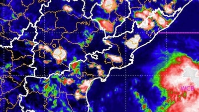 <p>అక్టోబర్ 29 నుంచి 30 వరకు మంచిర్యాల, జయశంకర్ భూపాలపల్లి, ములుగు, భద్రాద్రి కొత్తగూడెం, ఖమ్మం, నల్గొండ, సూర్యాపేట, మహబూబాబాద్, వరంగల్, హనుమకొండ జిల్లాల్లో అక్కడక్కడ భారీ వర్షాలు పడతాయని వాతావరణ శాఖ స్పష్టం చేసింది. ఈ సమయంలో గంటకు 30-40 కిమీ వేగంతో ఈదురుగాలులు వీచే అవకాశం ఉంది. </p> 