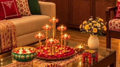 <p>లివింగ్ రూమ్ అలంకరణ<br>సోఫా వెనక గోడకు ఫెయిరీ లైట్స్ను పెట్టండి. రంగురంగుల కుషన్లు, పూలతో నింపిన ఉర్లీలను పెట్టి, అందంగా టేబుల్ను అలంకరిస్తే చాలా బాగుంటుంది.</p> (pinterest) <p>లివింగ్ రూమ్ అలంకరణ<br>సోఫా వెనక గోడకు ఫెయిరీ లైట్స్ను పెట్టండి. రంగురంగుల కుషన్లు, పూలతో నింపిన ఉర్లీలను పెట్టి, అందంగా టేబుల్ను అలంకరిస్తే చాలా బాగుంటుంది.</p> (pinterest)