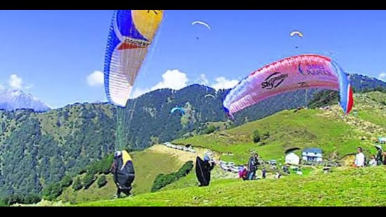 Bir-Billing, renowned for its excellent thermals and scenery, attracts thousands of paragliding enthusiasts every year. Known as the paragliding capital of India, it ranks among the top sites in the world for the adventure spot.