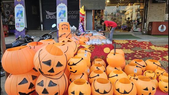 From oversized pumpkins to an “Indian Annabelle”, the city’s markets are abuzz with Halloween paraphernalia. (HT PHOTO)