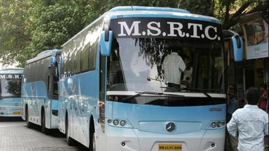 MSRTC Bus - Shivneri - The first fleet of MSRTC's new range of Mercedese Benz buses will ply to Pune from Dadar from Thursday at 10.00am - HT Photo by Kunal Patil 20.05.09 - MAY09 2K9 (Hindustan Times)