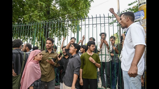 Students of Jamia Millia Islamia protesting outside university gate on Sunday. (Arvind Yadav/Hindustan Times)