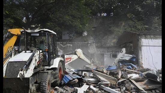The civic body identified 211 chambers during a demarcation exercise and launched the drive following High Court orders. (Deepak Gupte/HT)