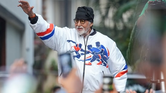  Amitabh Bachchan greets fans at his residence Jalsa, in Mumbai, Sunday,(PTI Photo/Kunal Patil)(PTI10_18_2026_000447A)(PTI)