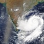<p>తీరం దాటే సమయంలో సముద్రంలో రాకాసి అలలతో పాటు, గంటకు 115 నుంచి 140 కిలోమీటర్ల వేగంతో భీకర ఈదురుగాలులు వీచే ప్రమాదం ఉందని వాతావరణ శాఖ హెచ్చరించింది.</p>
