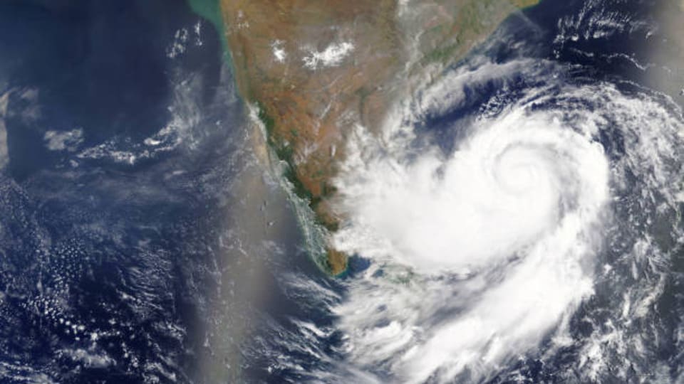 <p>తీరం దాటే సమయంలో సముద్రంలో రాకాసి అలలతో పాటు, గంటకు 115 నుంచి 140 కిలోమీటర్ల వేగంతో భీకర ఈదురుగాలులు వీచే ప్రమాదం ఉందని వాతావరణ శాఖ హెచ్చరించింది.</p>