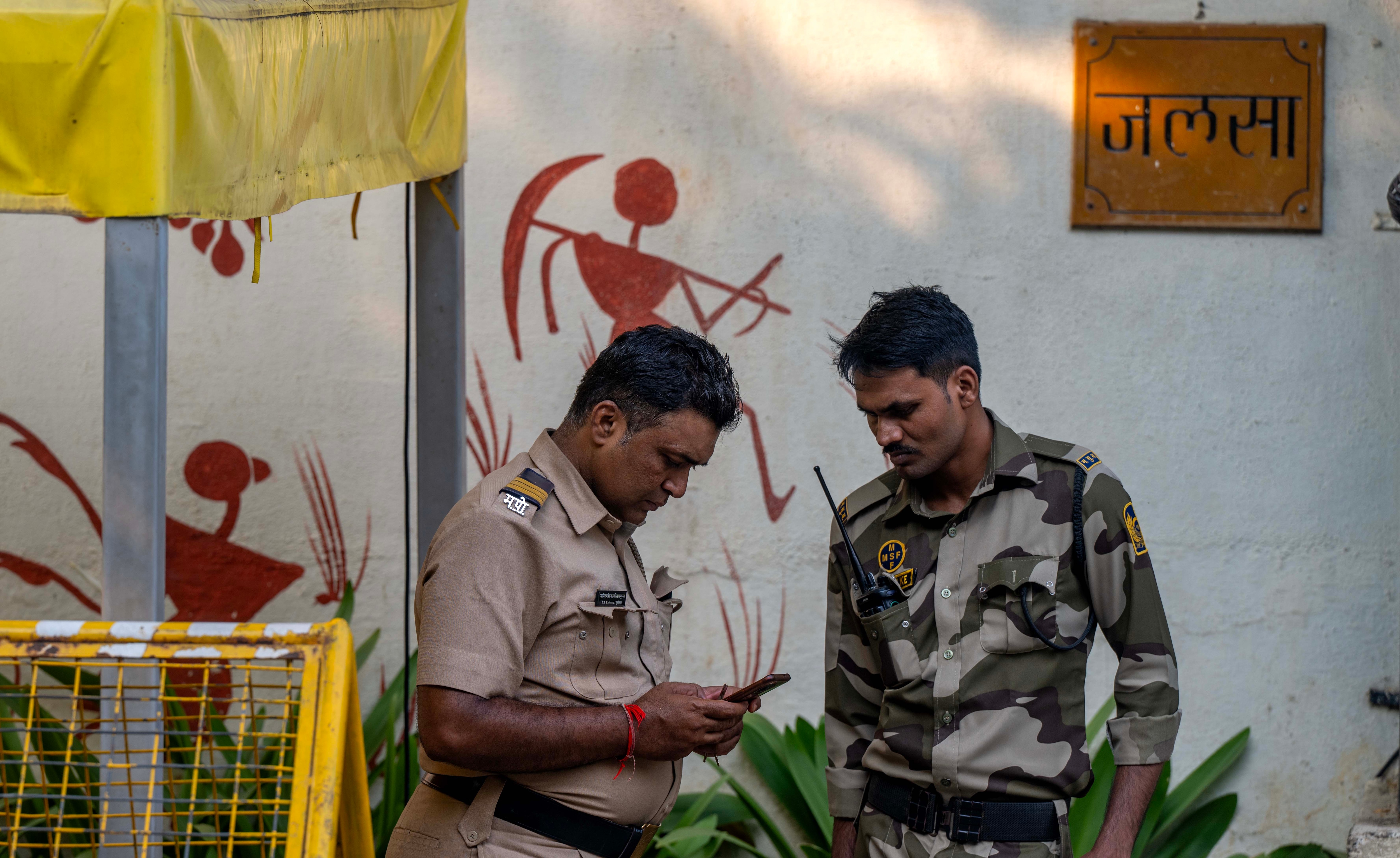 iMumbai, India - October 23, 2026: Mumbai Police have stepped up security outside actor Amitabh Bachchan�s residence following a bomb threat reported in Mumbai, India, on Friday, October 23, 2026. (Photo by Satish Bate / Hindustan Times) (Hindustan Times) iMumbai, India - October 23, 2026: Mumbai Police have stepped up security outside actor Amitabh Bachchan�s residence following a bomb threat reported in Mumbai, India, on Friday, October 23, 2026. (Photo by Satish Bate / Hindustan Times) (Hindustan Times)