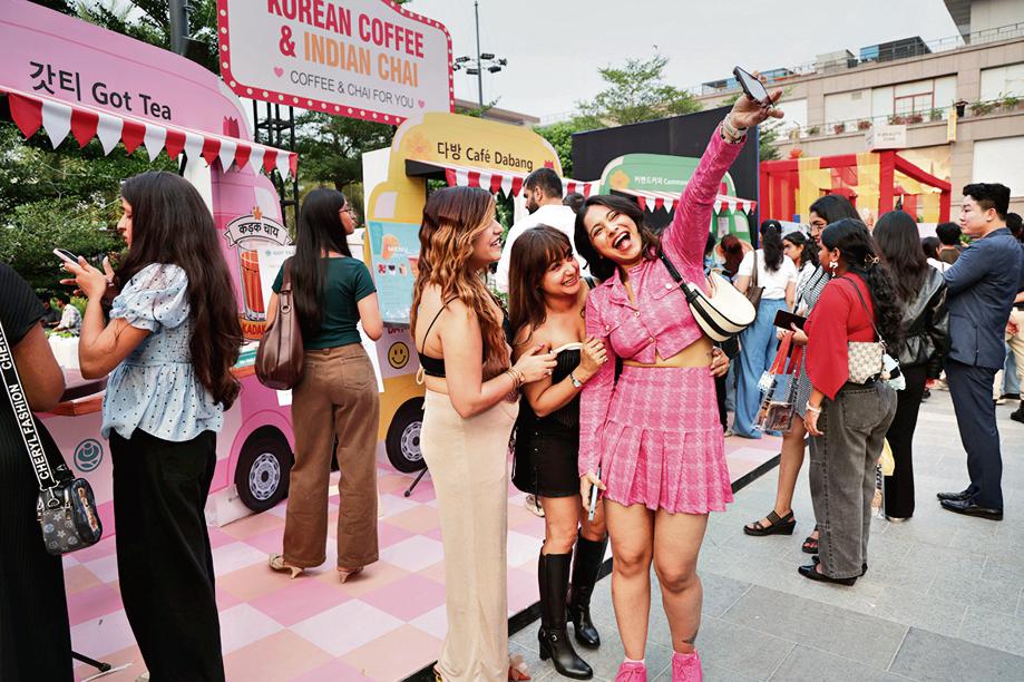 Visitors soaked in the Korean aesthetic and vibe with selfies and pictures. Visitors soaked in the Korean aesthetic and vibe with selfies and pictures.