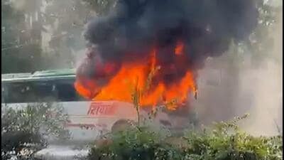 MSRTC E-bus catches fire on busy road, swift evacuation prevents tragedy