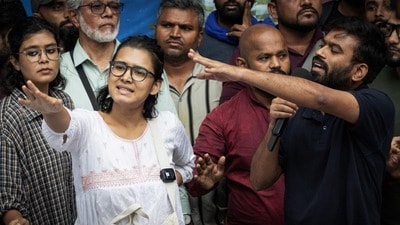 অভিজিৎ দীপকেদের সমালোচনা করে নেহা বোরার প্রশংসা করলেন প্রাক্তন বিচারপতি। (ফাইল ছবি, সৌজন্যে রয়টার্স)