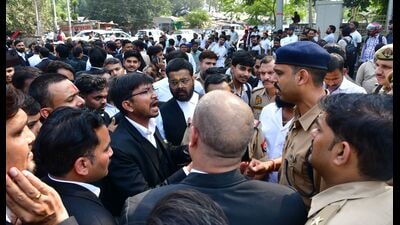 Police trying to pacify agitating lawyers at Modical College crossing in Prayagraj on Monday afternoon. (Anil Kumar Maurya/ht photo) Police trying to pacify agitating lawyers at Modical College crossing in Prayagraj on Monday afternoon. (Anil Kumar Maurya/ht photo)