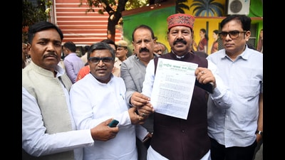 RJD MLAs Bhai Birendra, Ranvijay Sahu and others show a letter after meeting the Chief Electoral Officer in Patna on Monday. (Santosh Kumar/HT) RJD MLAs Bhai Birendra, Ranvijay Sahu and others show a letter after meeting the Chief Electoral Officer in Patna on Monday. (Santosh Kumar/HT)