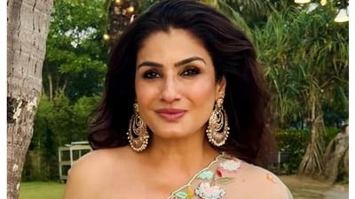 <p>షుగర్ ఎక్కువగా ఉండే ఏరేటెడ్ డ్రింక్స్ వల్ల భవిష్యత్తులో స్థూలకాయం, మధుమేహం, గుండెజబ్బులు వచ్చే ప్రమాదముందని డబ్ల్యూహెచ్ఓ హెచ్చరిస్తోంది. దానికి ప్రత్యామ్నాయంగా సహజసిద్ధమైన కషాయాలు, మూలికలు తీసుకోవడం వల్ల శరీర రోగనిరోధక శక్తి అద్భుతమైన రీతిలో పెరుగుతుంది. వయసు పెరుగుతున్న కొద్దీ చర్మంలో తడి తగ్గిపోయి పొడిబారడం వల్ల ముడతలు వస్తాయని, అందుకే రోజూ శరీరానికి నూనెతో మసాజ్ చేసుకుని చర్మాన్ని మాయిశ్చరైజ్డ్గా ఉంచుకోవాలని రవీణా సూచిస్తున్నారు.</p> <p>షుగర్ ఎక్కువగా ఉండే ఏరేటెడ్ డ్రింక్స్ వల్ల భవిష్యత్తులో స్థూలకాయం, మధుమేహం, గుండెజబ్బులు వచ్చే ప్రమాదముందని డబ్ల్యూహెచ్ఓ హెచ్చరిస్తోంది. దానికి ప్రత్యామ్నాయంగా సహజసిద్ధమైన కషాయాలు, మూలికలు తీసుకోవడం వల్ల శరీర రోగనిరోధక శక్తి అద్భుతమైన రీతిలో పెరుగుతుంది. వయసు పెరుగుతున్న కొద్దీ చర్మంలో తడి తగ్గిపోయి పొడిబారడం వల్ల ముడతలు వస్తాయని, అందుకే రోజూ శరీరానికి నూనెతో మసాజ్ చేసుకుని చర్మాన్ని మాయిశ్చరైజ్డ్గా ఉంచుకోవాలని రవీణా సూచిస్తున్నారు.</p>