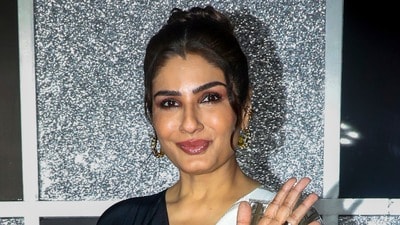 <p>ఫిట్నెస్ విషయానికి వస్తే, భారీగా వెయిట్ లిఫ్టింగ్ చేయడం కంటే తన శరీర తత్వానికి కార్డియో వ్యాయామాలే ఎంతో సెట్ అయ్యాయని ఆమె పేర్కొన్నారు. గంటల తరబడి అలసిపోయేలా వర్కౌట్లు చేయకుండా — యోగా, స్విమ్మింగ్ (ఈత కొట్టడం), వాకింగ్, రన్నింగ్లను సరదాగా ఆస్వాదిస్తానని ఆమె అన్నారు. సాధారణంగా ప్రతిఒక్కరూ వారానికి కనీసం 150 నిమిషాల పాటు సాధారణ వ్యాయామం లేదా 75 నిమిషాల వేగవంతమైన వ్యాయామం చేయాలని ఆరోగ్య నిపుణులు చెబుతున్నారు. రవీణా పాటిస్తున్న ఈ యోగా, స్విమ్మింగ్ కలయిక ఎలాంటి ఒత్తిడి లేకుండా ఈ లక్ష్యాన్ని సులువుగా పూర్తి చేస్తుంది. మన ఇంటి వంటలు, సాంప్రదాయ పద్ధతులతోనే నిజమైన ఆరోగ్యం, అందం సాధ్యమని రవీణా నిరూపిస్తున్నారు.</p> <p>ఫిట్నెస్ విషయానికి వస్తే, భారీగా వెయిట్ లిఫ్టింగ్ చేయడం కంటే తన శరీర తత్వానికి కార్డియో వ్యాయామాలే ఎంతో సెట్ అయ్యాయని ఆమె పేర్కొన్నారు. గంటల తరబడి అలసిపోయేలా వర్కౌట్లు చేయకుండా — యోగా, స్విమ్మింగ్ (ఈత కొట్టడం), వాకింగ్, రన్నింగ్లను సరదాగా ఆస్వాదిస్తానని ఆమె అన్నారు. సాధారణంగా ప్రతిఒక్కరూ వారానికి కనీసం 150 నిమిషాల పాటు సాధారణ వ్యాయామం లేదా 75 నిమిషాల వేగవంతమైన వ్యాయామం చేయాలని ఆరోగ్య నిపుణులు చెబుతున్నారు. రవీణా పాటిస్తున్న ఈ యోగా, స్విమ్మింగ్ కలయిక ఎలాంటి ఒత్తిడి లేకుండా ఈ లక్ష్యాన్ని సులువుగా పూర్తి చేస్తుంది. మన ఇంటి వంటలు, సాంప్రదాయ పద్ధతులతోనే నిజమైన ఆరోగ్యం, అందం సాధ్యమని రవీణా నిరూపిస్తున్నారు.</p>