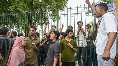 Students of Jamia Millia Islamia protesting outside university gate on Sunday. ((Arvind Yadav/Hindustan Times))