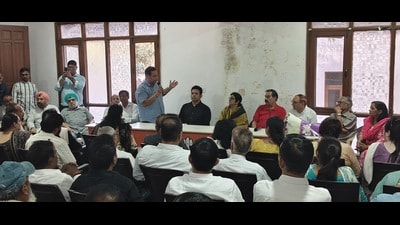 The preparations were reviewed at a meeting attended by hundreds of workers at Congress Bhawan in Sector 35 on Monday. (HT Photo) The preparations were reviewed at a meeting attended by hundreds of workers at Congress Bhawan in Sector 35 on Monday. (HT Photo)