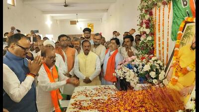 Uttar Pradesh deputy CM Brajesh Pathak paying tribute to former MLA Bala Prasad Awasthi in Lakhimpur Kheri on October 26. (HT photo)