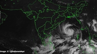 <p>బంగాళాఖాతంలో అర్నబ్ తుపాను అత్యంత వేగంగా ఆంధ్రప్రదేశ్ కోస్తా తీరం వైపు దూసుకొస్తోంది. వాతావరణ శాఖ అందించిన తాజా సమాచారం ప్రకారం, ఇది సోమవారం అర్ధరాత్రికి తీవ్ర తుపానుగా, మంగళవారం నాటికి అతి తీవ్ర తుపానుగా మారనుంది. అనంతరం బుధవారం ఉదయానికి బాపట్ల - విశాఖపట్నం మధ్య ఉన్న యానాం సమీపంలో తీరాన్ని దాటే అవకాశం ఉందని రాష్ట్ర విపత్తుల నిర్వహణ సంస్థ ఎండీ ప్రఖర్ జైన్ వెల్లడించారు.</p> <p>బంగాళాఖాతంలో అర్నబ్ తుపాను అత్యంత వేగంగా ఆంధ్రప్రదేశ్ కోస్తా తీరం వైపు దూసుకొస్తోంది. వాతావరణ శాఖ అందించిన తాజా సమాచారం ప్రకారం, ఇది సోమవారం అర్ధరాత్రికి తీవ్ర తుపానుగా, మంగళవారం నాటికి అతి తీవ్ర తుపానుగా మారనుంది. అనంతరం బుధవారం ఉదయానికి బాపట్ల - విశాఖపట్నం మధ్య ఉన్న యానాం సమీపంలో తీరాన్ని దాటే అవకాశం ఉందని రాష్ట్ర విపత్తుల నిర్వహణ సంస్థ ఎండీ ప్రఖర్ జైన్ వెల్లడించారు.</p>